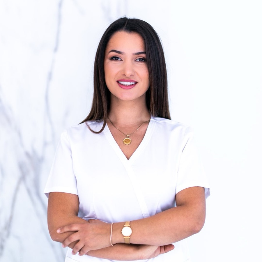 Dr. Jeta Jahja, specialiste e kirurgjisë orale, në uniformë të bardhë klinike